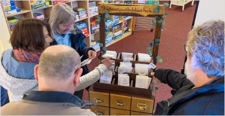 Bildtext: Die Saatgutbibliothek wurde schon am ersten Tag gerne in Anspruch genommen.