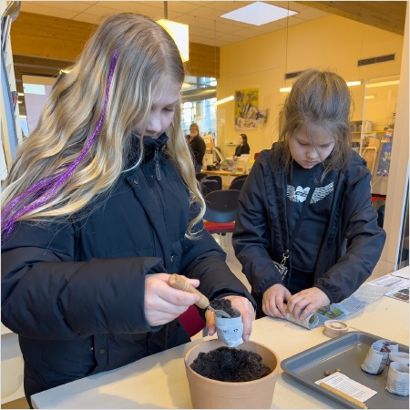 Bildtext: Erde - unverzichtbare Zutat beim Pflanzen.