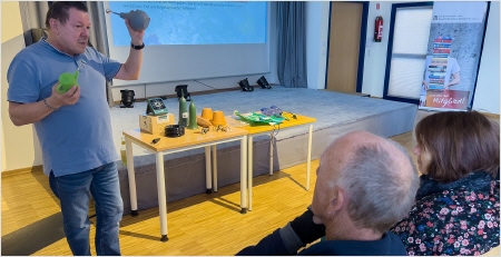 Bildtext: Oliver Henrickson f&uuml;hrte einige Hilfsmittel zum Bew&auml;ssern vor.